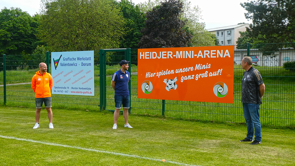 Henning Blank, Ole Aldag und Andreas Iversen. Plakat mit der Aufschrift Heidjer Mini Arena