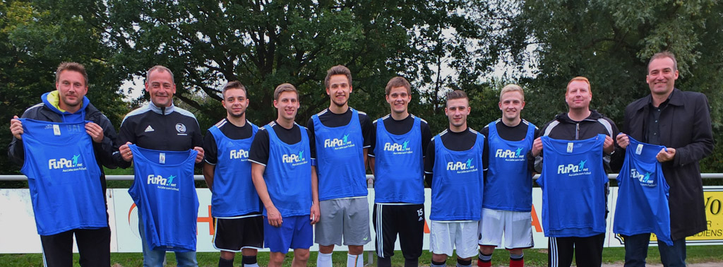 FuPa-Leibchen Übergabe. (Foto: Volker Schmidt) SFL Leibchen 1