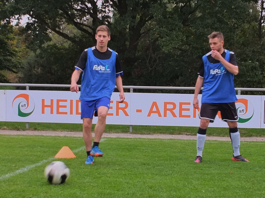 FuPa-Leibchen Übergabe. (Foto: Volker Schmidt) SFL Leibchen 2