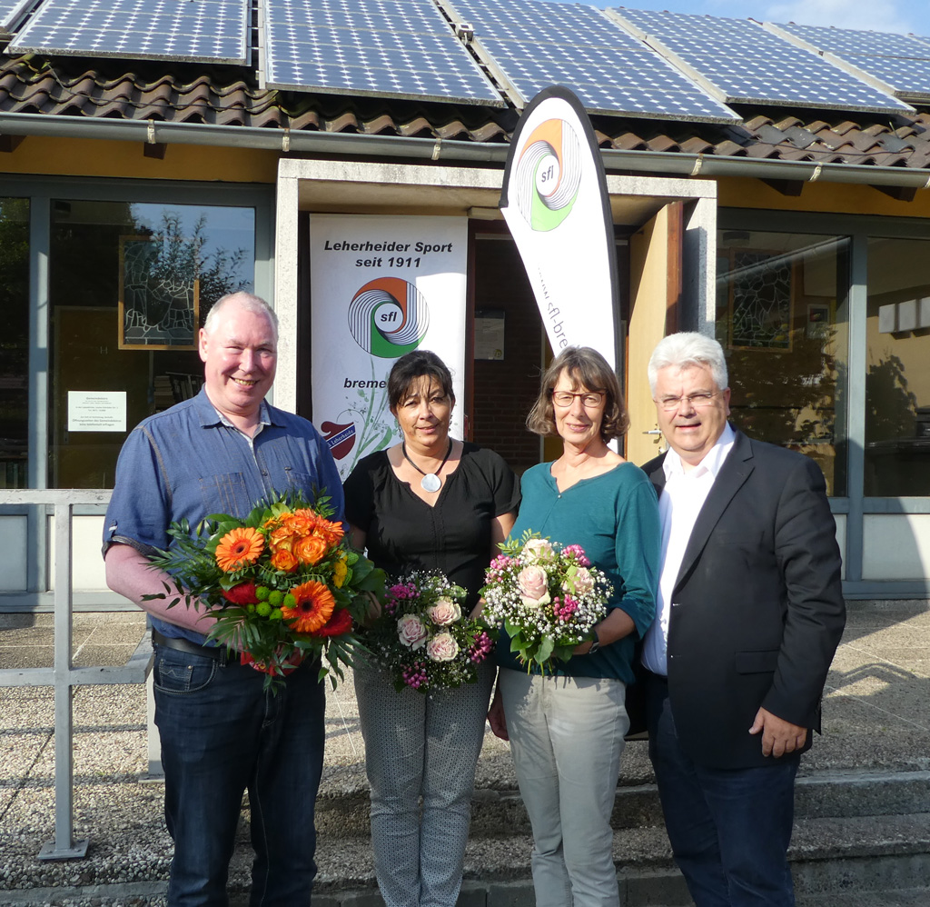 Auf dem Foto: Jürgen Bohne, Susanne Neese, Birgitt Heizman-Birek und Frank Schildt (Foto: SFL Bremerhaven) SFL Ehrung Bohne