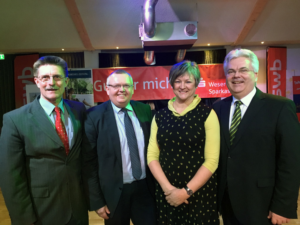 Auf dem Bild: Stadtrat für Sport und Gesundheit, Torsten Neuhoff, Peter Skusa, Frank Schildt und Ingried Sandhop. (Foto: Rainer Schmidt) Zusammen mit dem Stadtrat für Sport und Gesundheit, Torsten Neuhoff, gratulierten die Beiden SFL Vorsitzenden Peter Skusa und Frank Schildt Ingried zu dieser Ehrung.