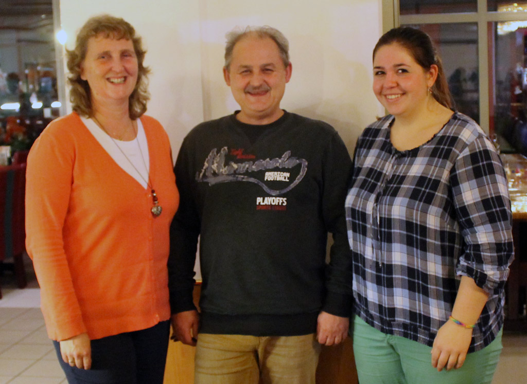Foto: v. l. Volleyballabteilungsleiterin Sabine Krüger, Klaus Dieter Seel und Patricia Burdorf.   SFL Volleyball Versammlung Dez